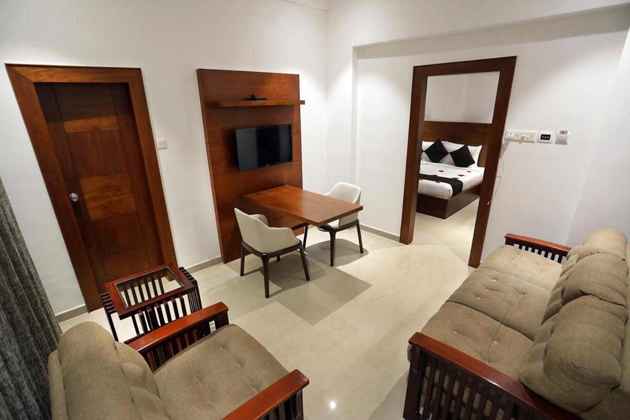 ホテル Iswarya Residency コッタヤム エクステリア 写真