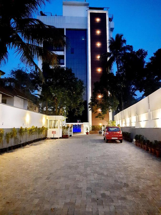 ホテル Iswarya Residency コッタヤム エクステリア 写真